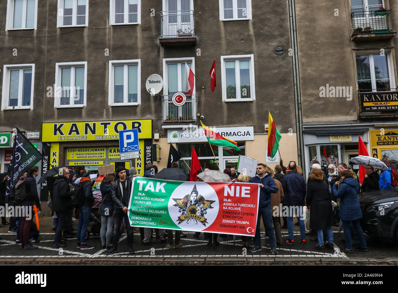 Gdansk, Polonia. 12th, ottobre 2019 manifestanti con bandiere curda (bandiera del PYD per Rojava) nella parte anteriore del Consolato turco sono visti in Gdansk, Polonia il 12 ottobre 2019 persone protestano contro la Turchia invasione militare in Siria. © Vadim Pacajev / Alamy Live News Foto Stock