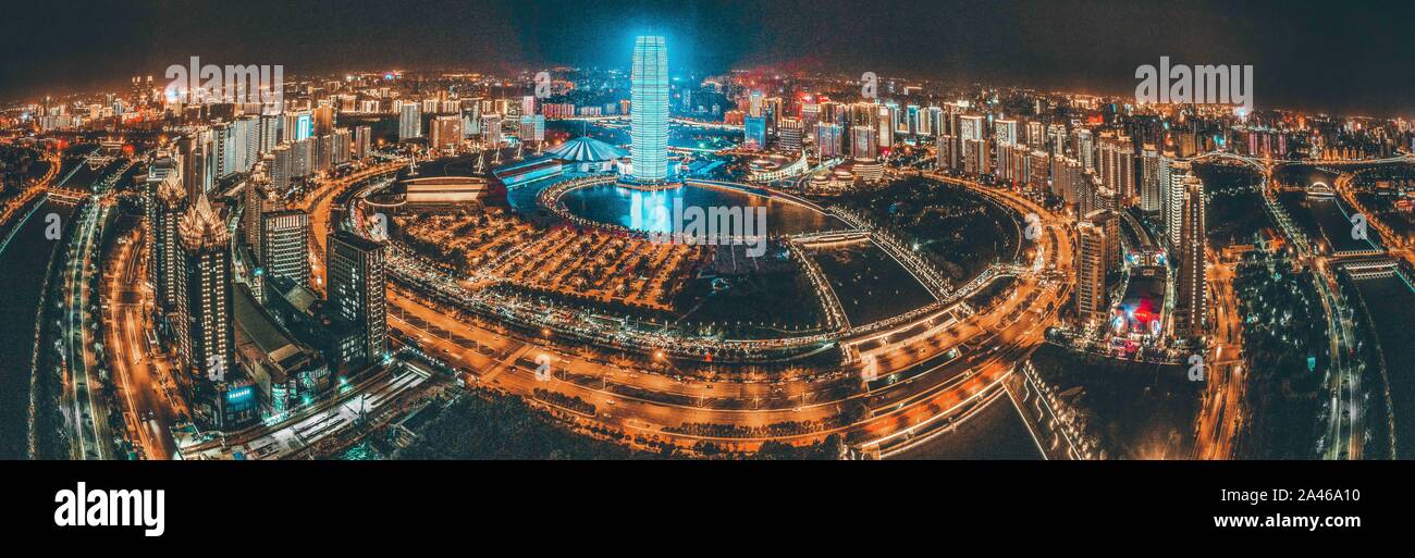 Una vista notturna della CBD (Central Business District) evidenziato dal grattacielo illuminato Zhengzhou Groenlandia Plaza, noto anche come il Millennium Foto Stock