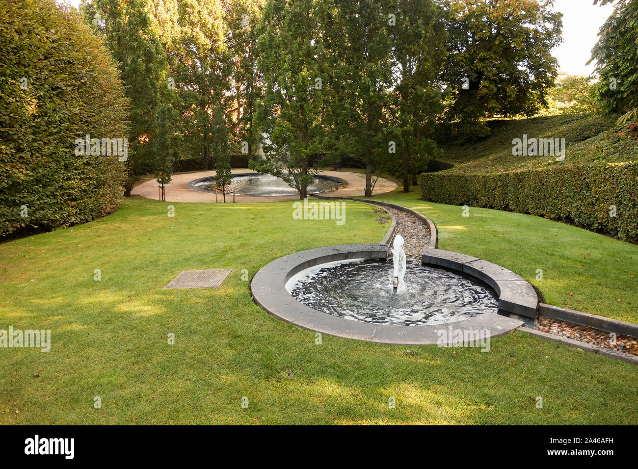 Sculture di acqua / fontane in giardino a Alnwick Northumberland REGNO UNITO Foto Stock