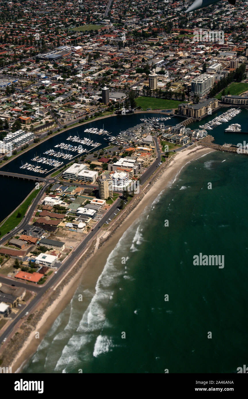 Vista aerea della spiaggia e del porto turistico di Glenelg, un sobborgo di Adelaide nell'Australia Meridionale. Fondata nel 1836, è il più antico insediamento europeo Foto Stock
