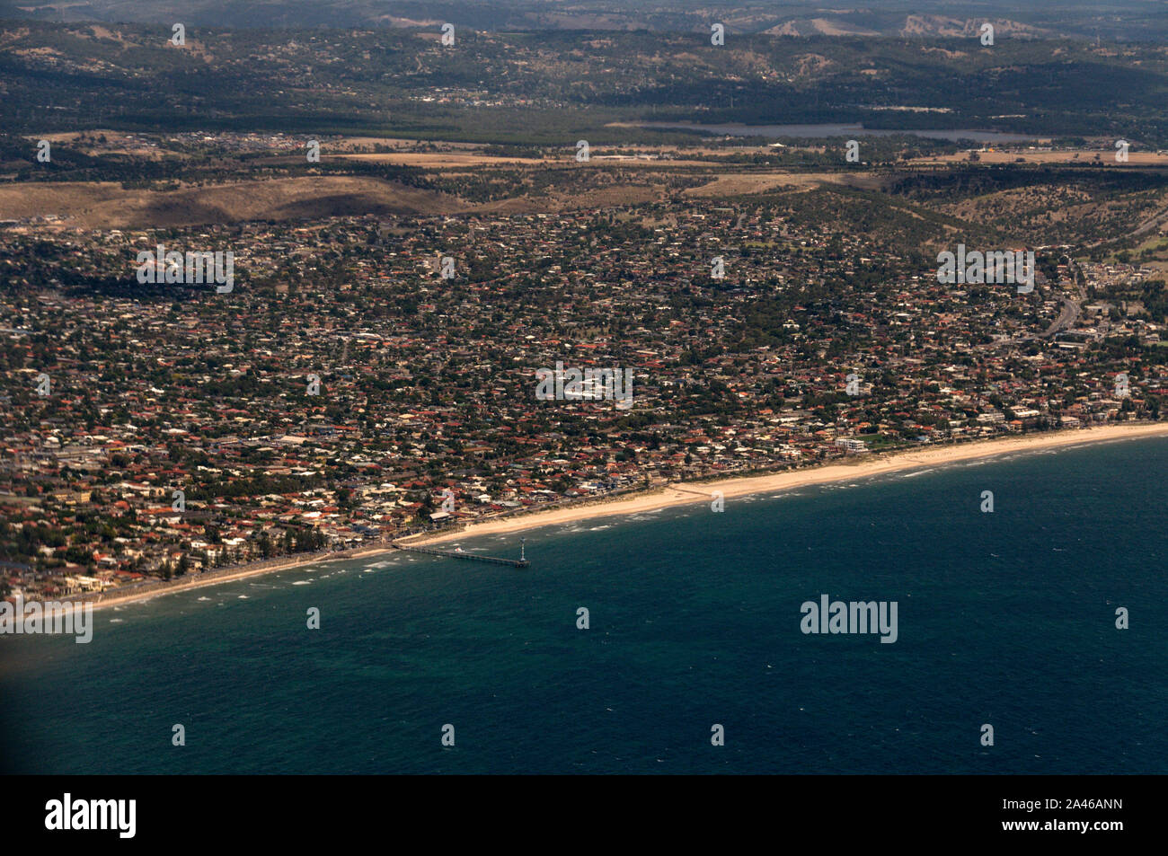 Vista aerea della spiaggia e del porto turistico di Glenelg, un sobborgo di Adelaide nell'Australia Meridionale. Fondata nel 1836, è il più antico insediamento europeo Foto Stock