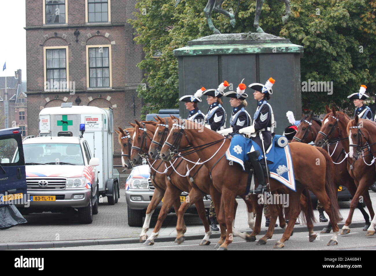 La femmina di soldati di cavalleria su cavalli su Prinsjesdag presentazione annuale della politica di governo al parlamento dalla Regina Beatrice a L'Aia, Olanda. Foto Stock