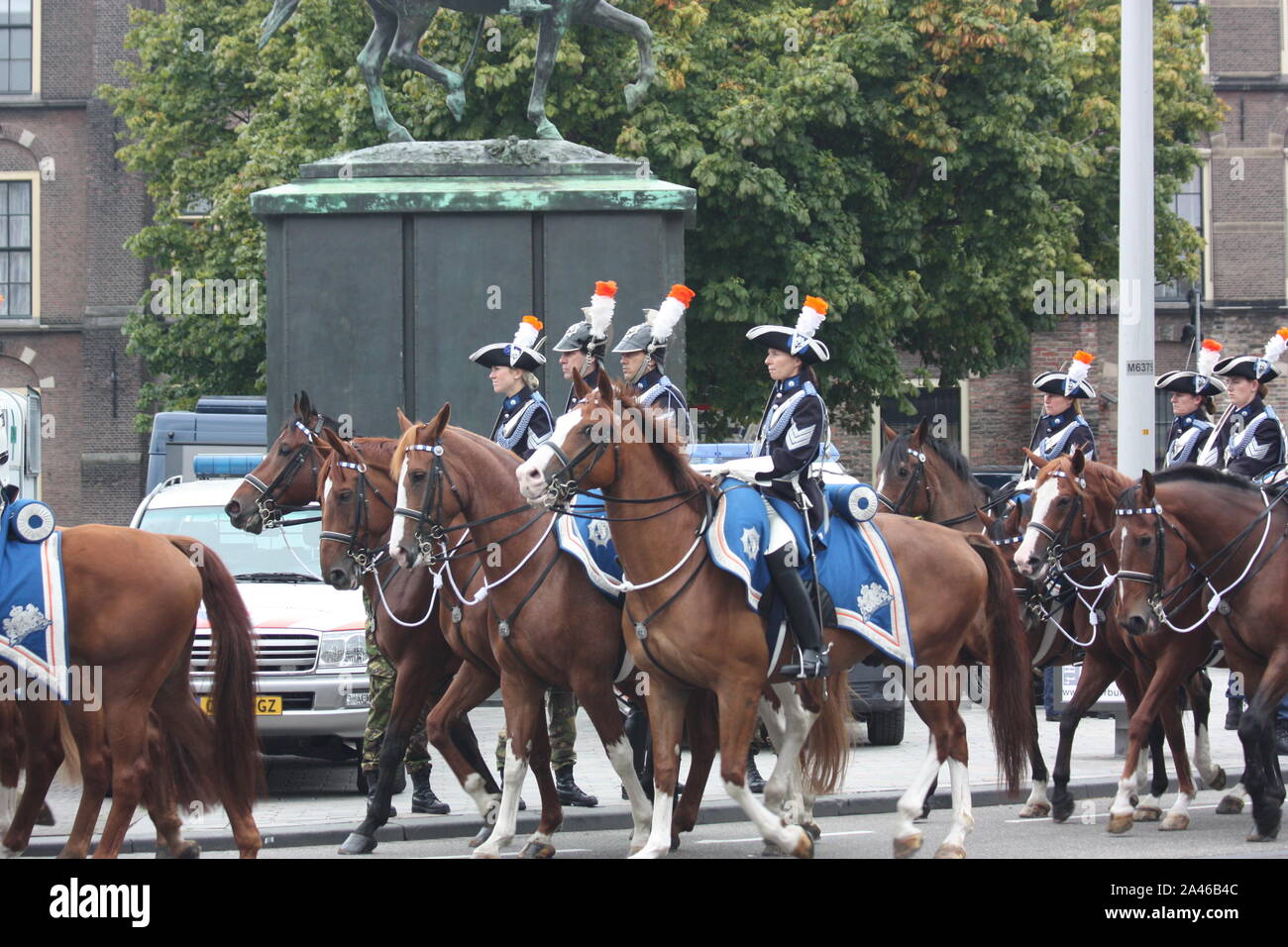 La femmina di soldati di cavalleria a cavallo presso il Parlamento, il Prinsjesdag (presentazione annuale della politica di governo al parlamento dalla Regina Beatrice) Foto Stock
