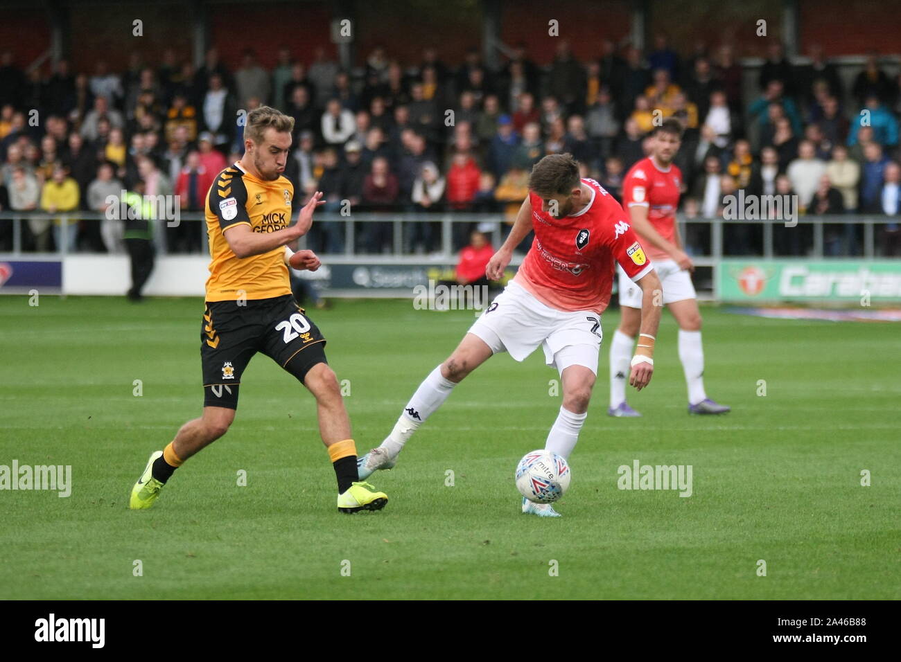 SALFORD, Inghilterra ottobre 12th Scott Wiseman di Salford City battaglie per la sfera con Sam Smith di cambridge regno durante il cielo scommettere League 2 match tra Salford City e Cambridge Regno a Moor Lane, Salford sabato 12 ottobre 2019. (Credit: Simon Newbury | MI News) solo uso editoriale Credito: MI News & Sport /Alamy Live News Foto Stock