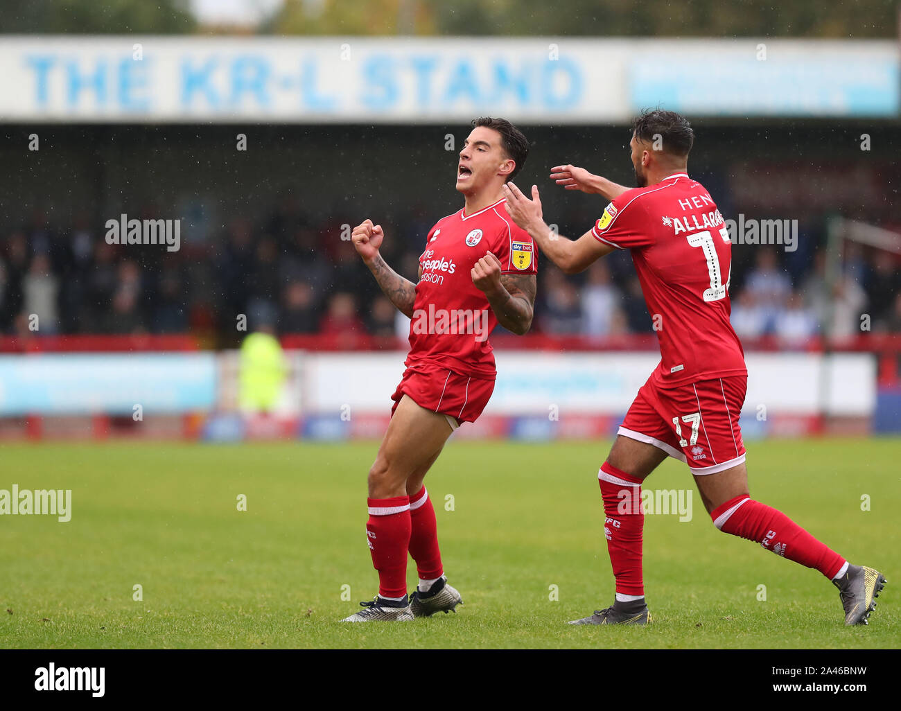 Crawley, Regno Unito. 12 ottobre 2019 Crawley Town Reece Grego-Cox celebra il punteggio di un equalizzatore durante la scommessa del Cielo lega due match tra città di Crawley e Colchester Regno presso i popoli Pension Stadium in Crawley. Credito: teleobiettivo con immagini / Alamy Live News Foto Stock