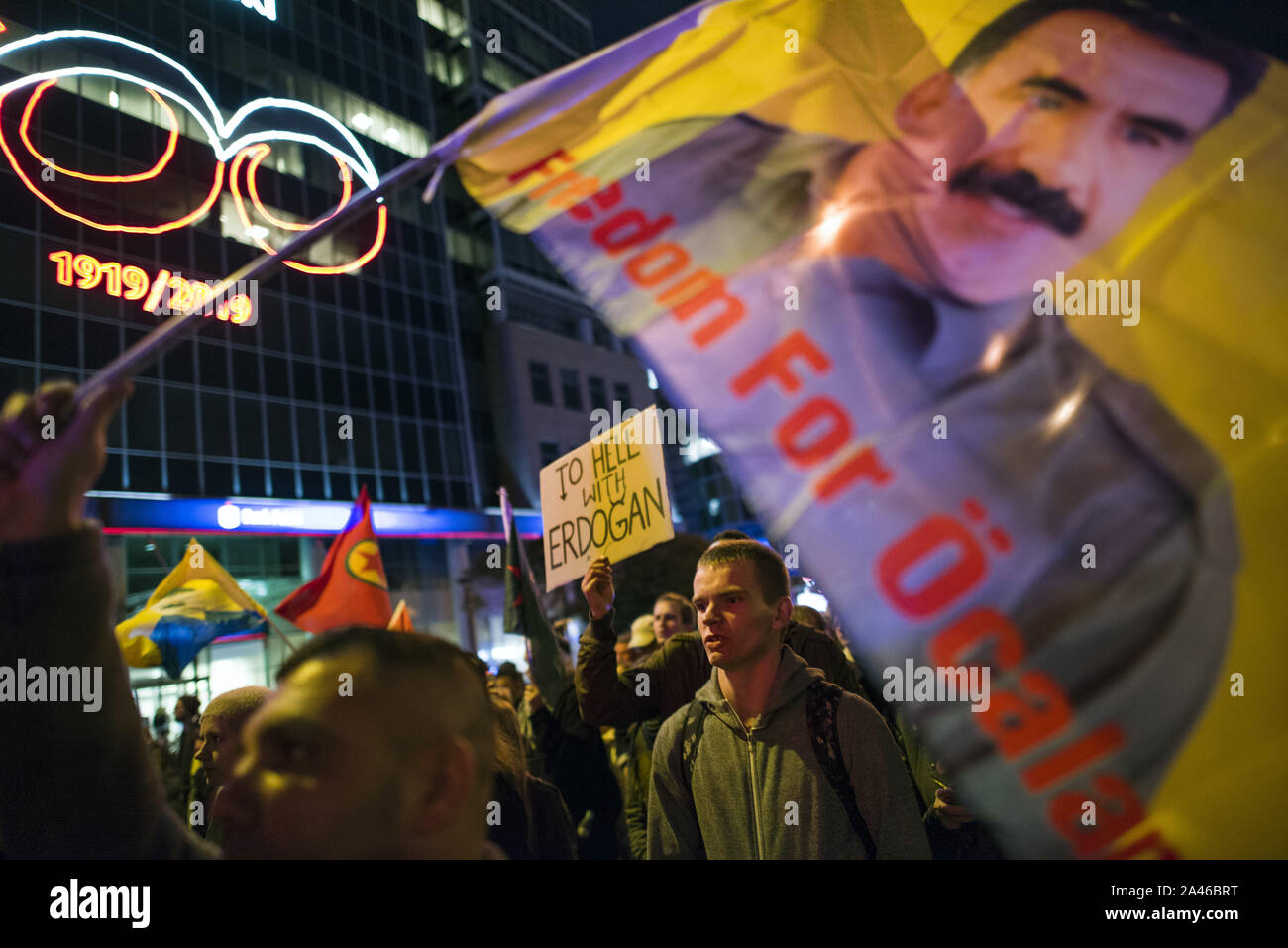 Varsavia, Mazowieckie, Polonia. Undicesimo oct, 2019. Nativo di uomo curdo sventola una bandiera con immagine di Abdullah Ocalan durante la dimostrazione.centinaia di persone si sono radunate presso l'ambasciata turca a Varsavia per protestare contro l'invasione turca del nord della Siria e a mostrare solidarietà con il popolo curdo. Manifestanti hanno incluso il nativo di curdi che sono venuti con le bandiere del Kurdistan, YPG (Persone Unità di Protezione), il PKK (Partito dei Lavoratori del Kurdistan) e con l'immagine di Abdullah Ã-calan - leader del PKK. Credito: Attila Husejnow SOPA/images/ZUMA filo/Alamy Live News Foto Stock