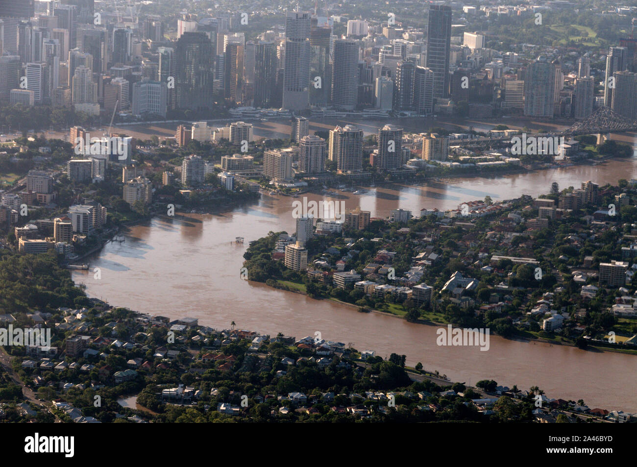 Vista aerea dell'alto sollevato fiume Brisbane causato da gravi inondazioni dovute al ciclone le condizioni meteorologiche nel Queensland, Australia. Le inondazioni causate molto Foto Stock