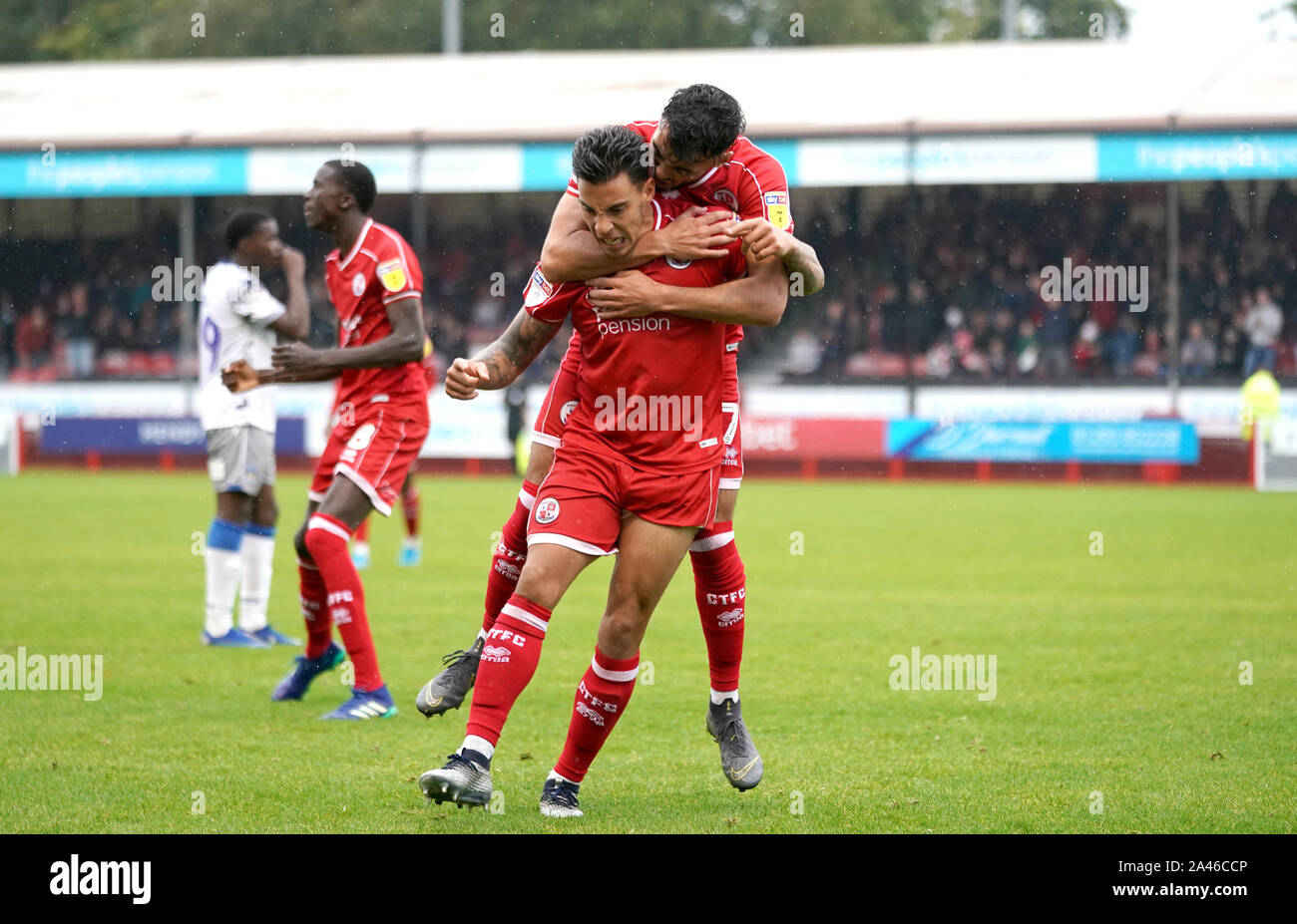 Crawley Town Reece Grego-Cox punteggio celebra il suo lato del primo obiettivo del gioco durante la scommessa del Cielo lega due corrispondono al popolo della Pension Stadium, Londra. Foto Stock