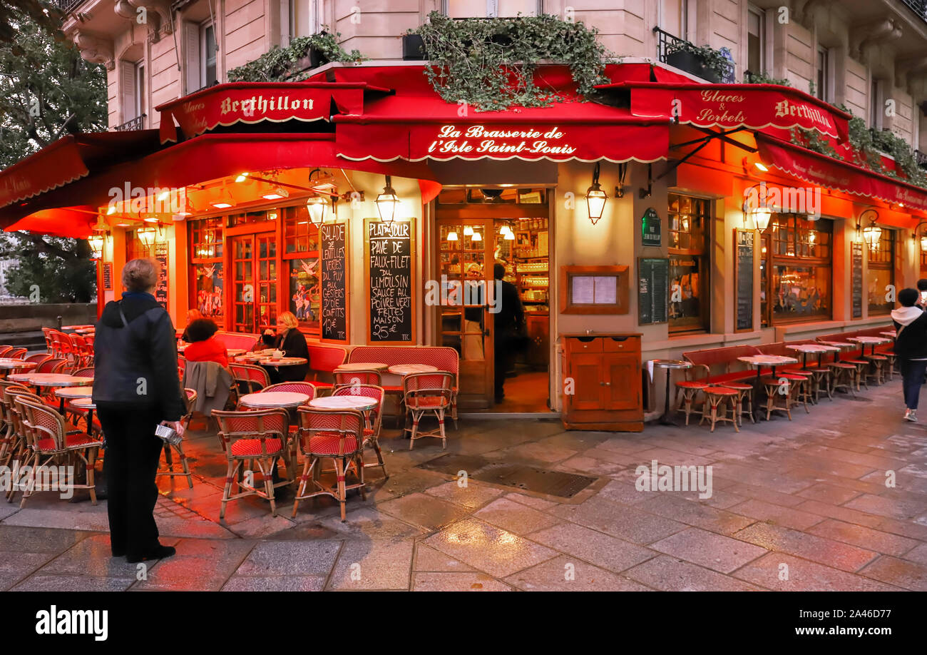 La famosa brasserie Le Flore en l'isola si trova vicino alla cattedrale di Notre Dame , Parigi, Francia. Foto Stock