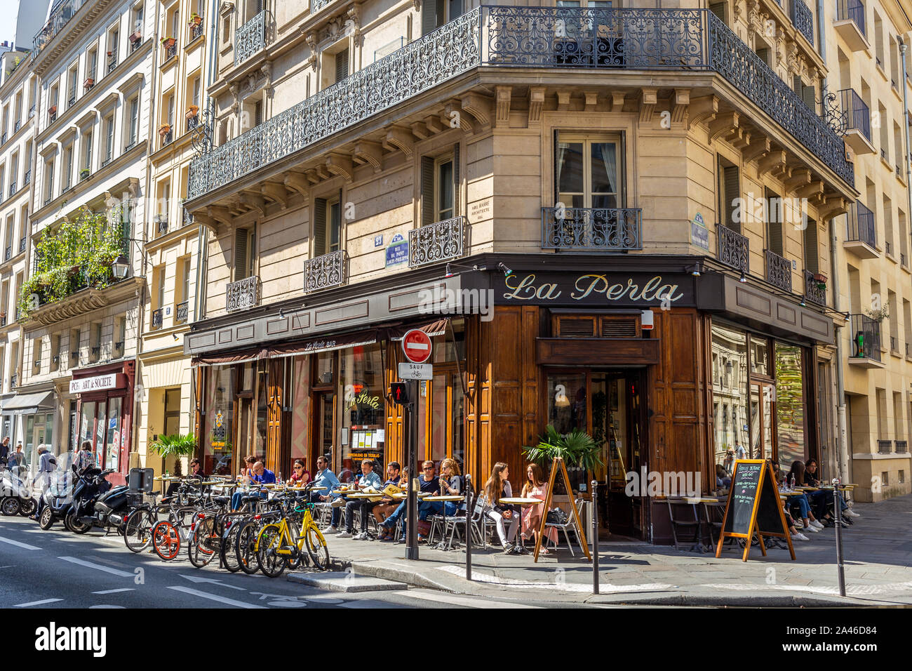 Parigi, Francia - 2 Settembre 2018: Street di scena a Parigi raffigurante il bistrot La Perla con alcune persone al loro tavolo Foto Stock