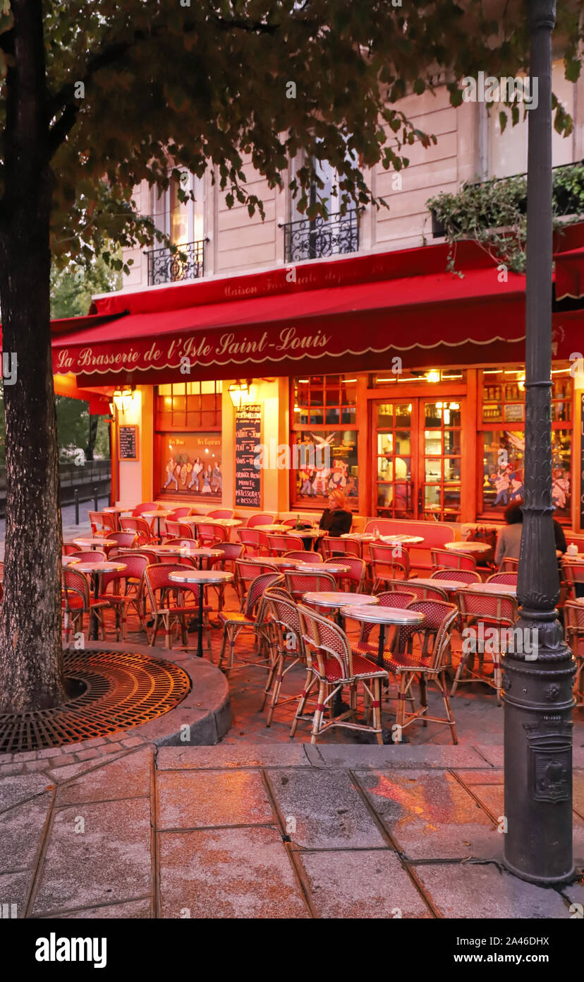 La famosa brasserie Le Flore en l'isola si trova vicino alla cattedrale di Notre Dame , Parigi, Francia. Foto Stock
