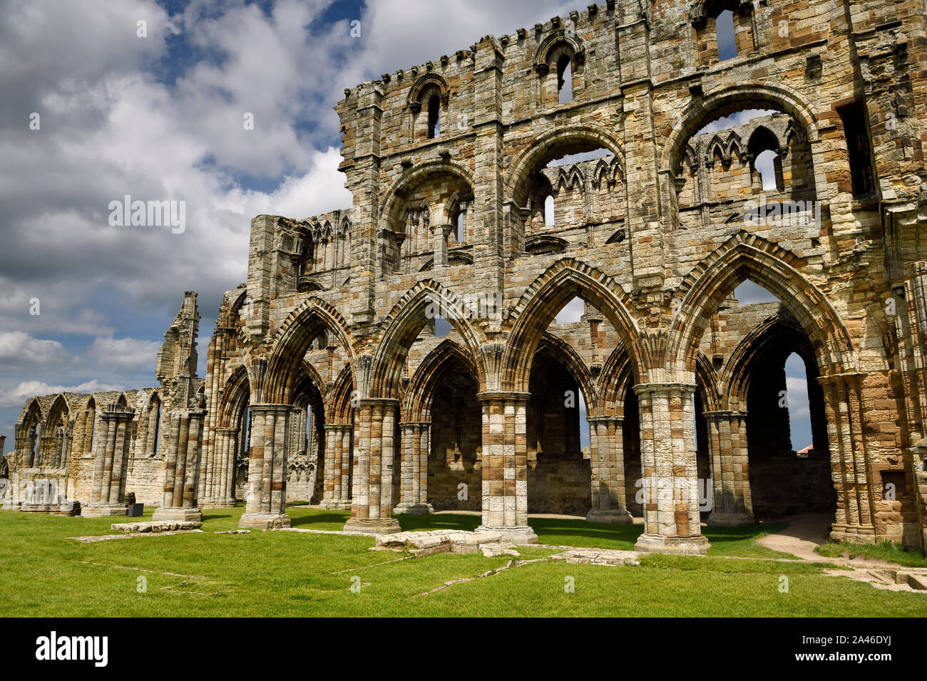 Gotica del XIII secolo le rovine di Whitby Abbey chiesa di pietra in North York Moors National Park in Inghilterra Foto Stock