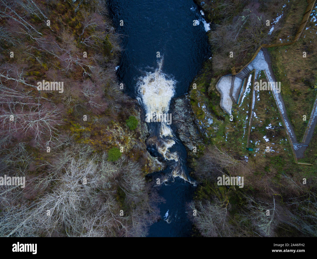 Antenna birds eye view delle cascate di Shin in inverno Sutherland Scotland Regno Unito Foto Stock