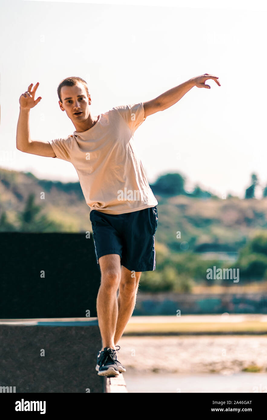 Libero di bilanciamento del runner a piedi sul bordo della parete in esterno Foto Stock