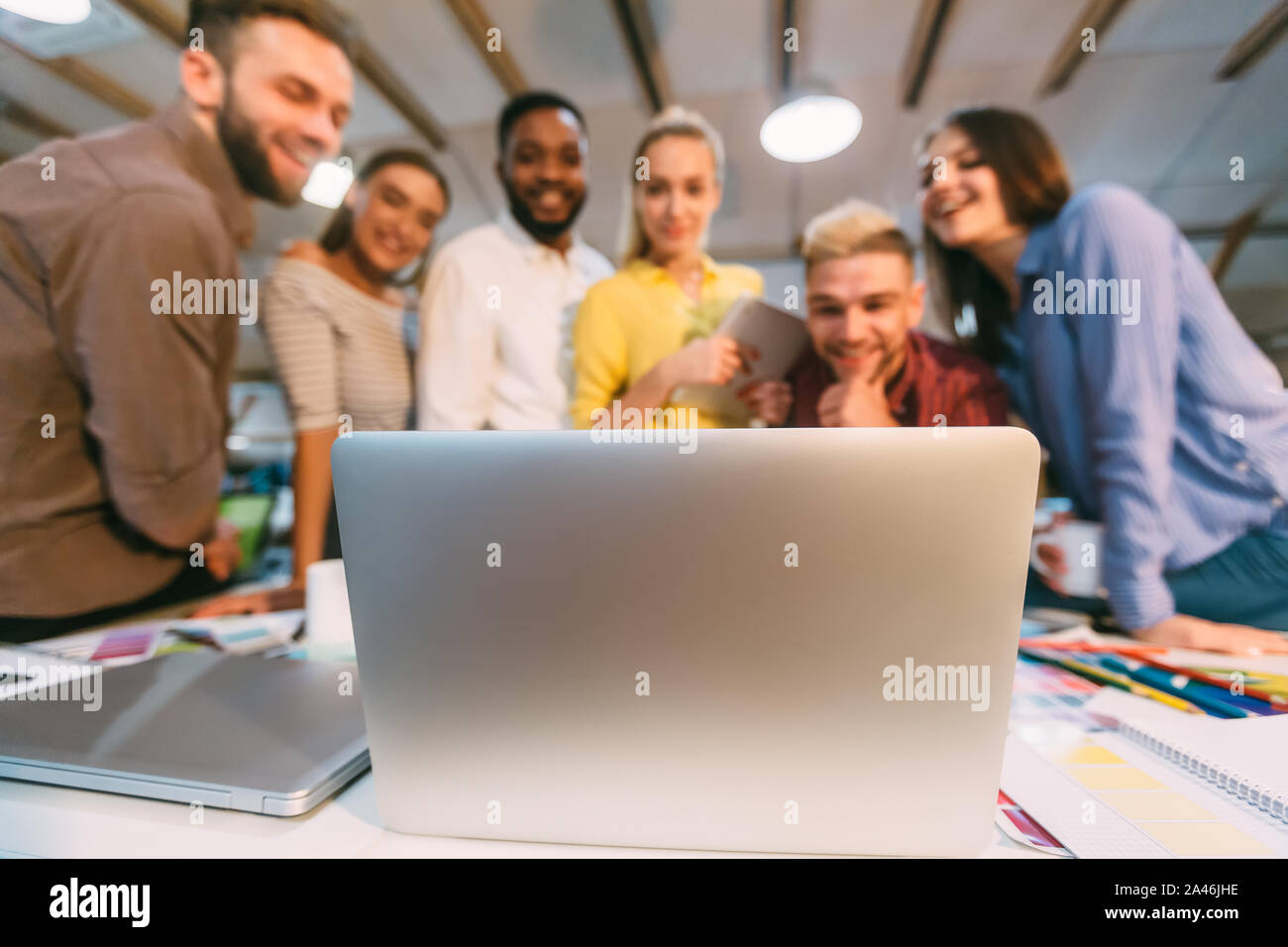 Progettisti IT brainstorming, discutendo nuove idee sul computer portatile Foto Stock