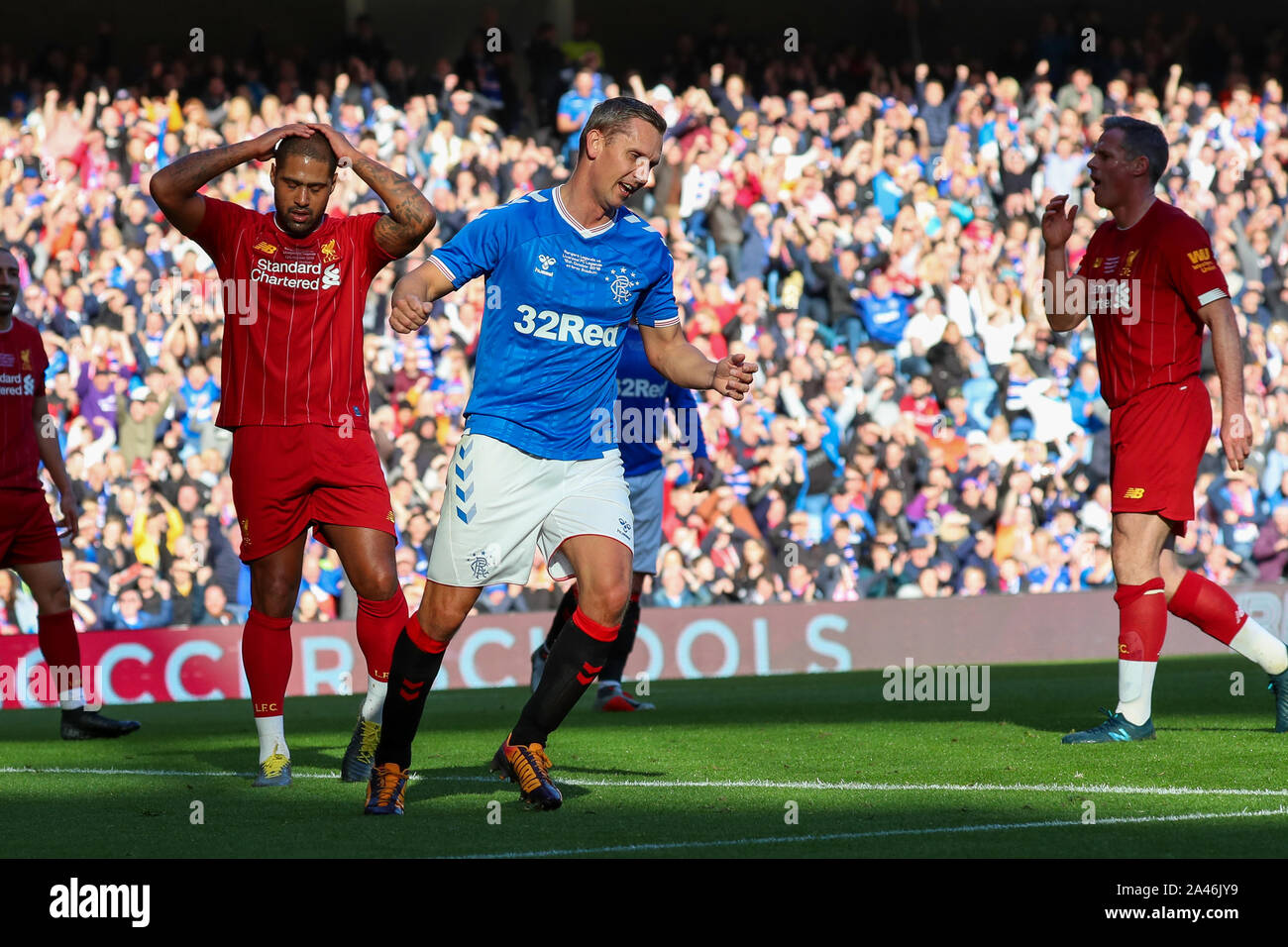 12 ottobre 2019, Ibrox Stadium di Glasgow, UK. Ibrox football Stadium, casa di Glasgow Rangers Football Club ha ospitato una partita tra Rangers leggende (pensionati e ex-giocatori) contro il Liverpool leggende (pensionati e ex-giocatori) con Alex McLEISH (ex Scozia manager) come la mangiatoia dei Rangers e IAN RUSH MBE (ex Liverpool avanti) come il manager del Liverpool. STEVEN GERRARD, che ha giocato per Liverpool e è il manager attuale del Rangers sarà giocare per entrambe le squadre in un qualche momento durante il match. Lovenkrands festa dopo un goal. Credito: Findlay / Alamy News Foto Stock