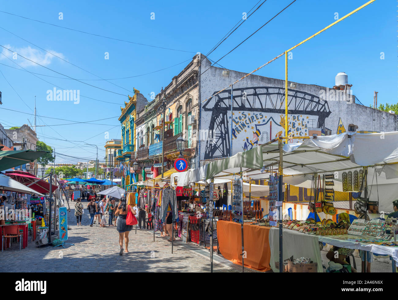 Le bancarelle del mercato su Calle Doctor del Valle Iberlucea a La Boca distretto di Buenos Aires, Argentina Foto Stock