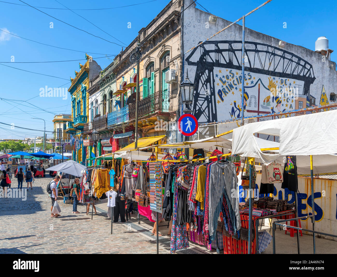 Le bancarelle del mercato su Calle Doctor del Valle Iberlucea a La Boca distretto di Buenos Aires, Argentina Foto Stock
