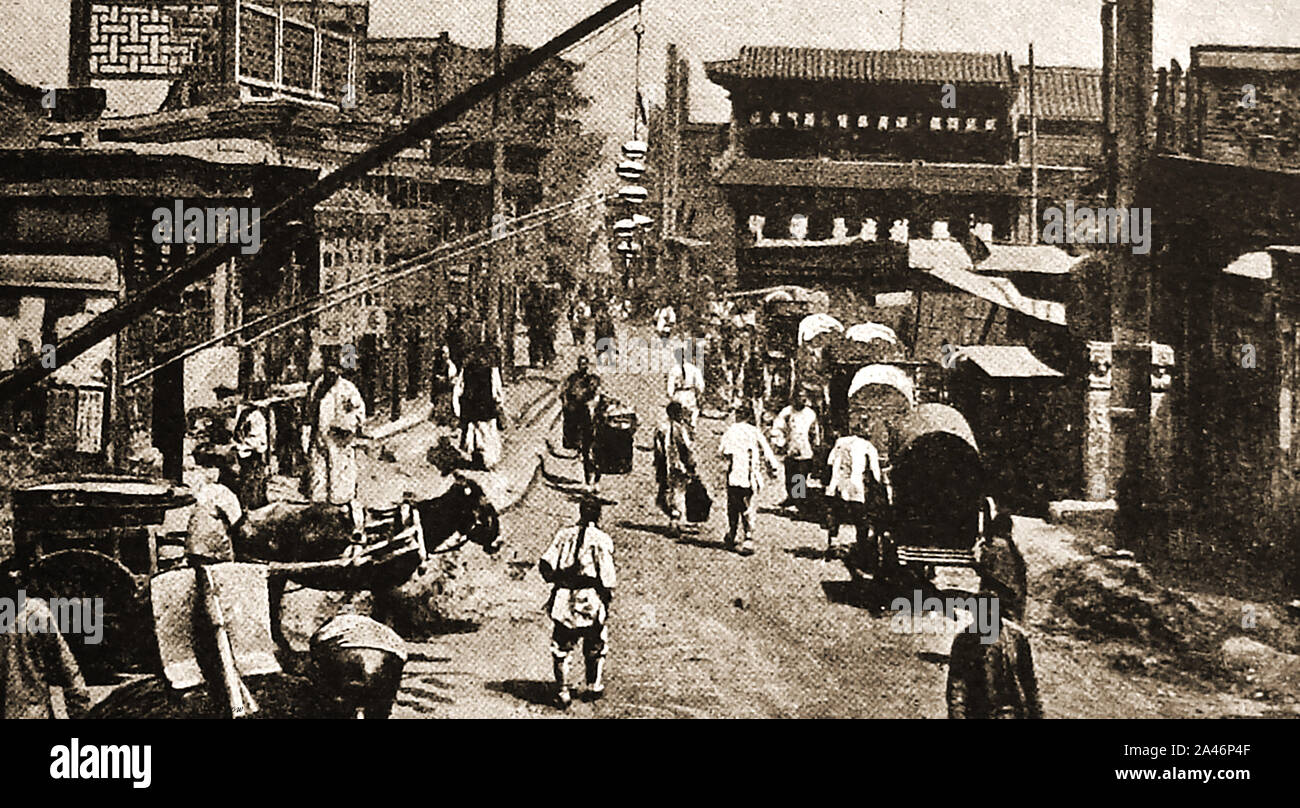 Un vecchio magazzino illustrazione che mostra una scena di strada a Pechino nel 1900 o versioni precedenti - nota l'assenza di traffico di veicoli a motore Foto Stock