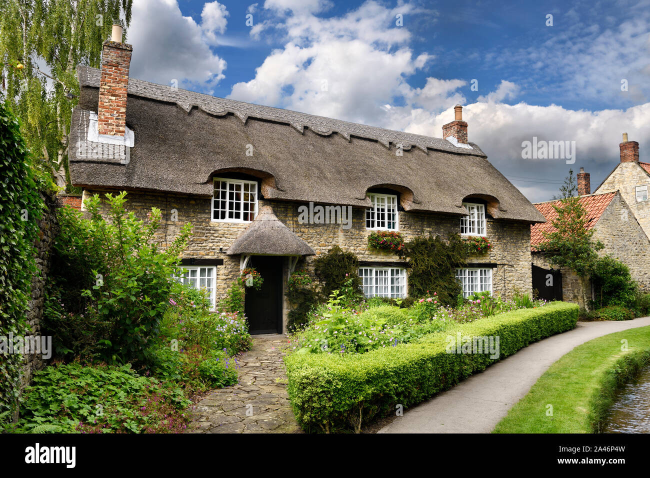 Flower Garden a Beck Isle museum tetto di paglia cottage in Thornton-le-Dale North Yorkshire, Inghilterra Foto Stock