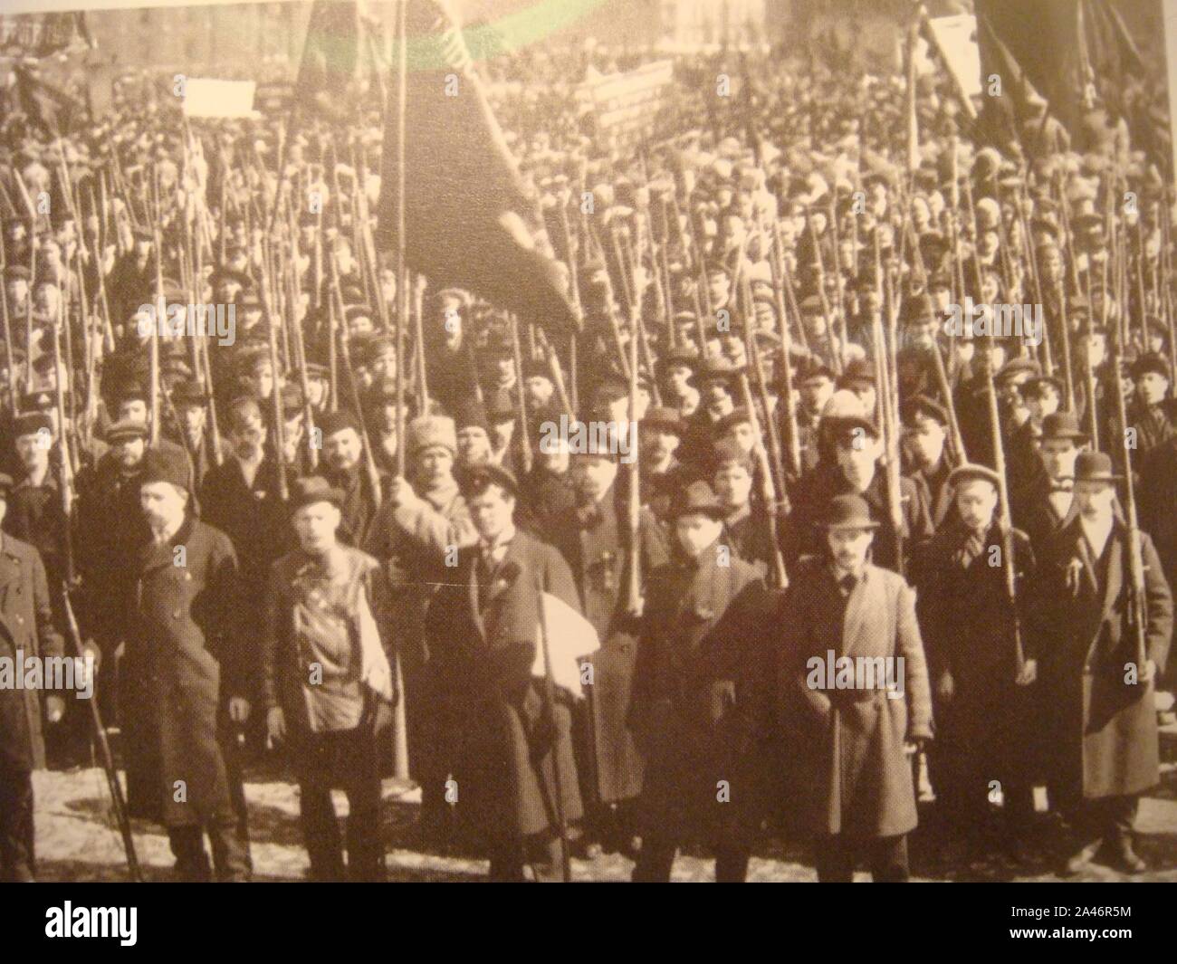 Prima le guardie rosse in Petrograd, autunno 1917 ritagliata. Foto Stock