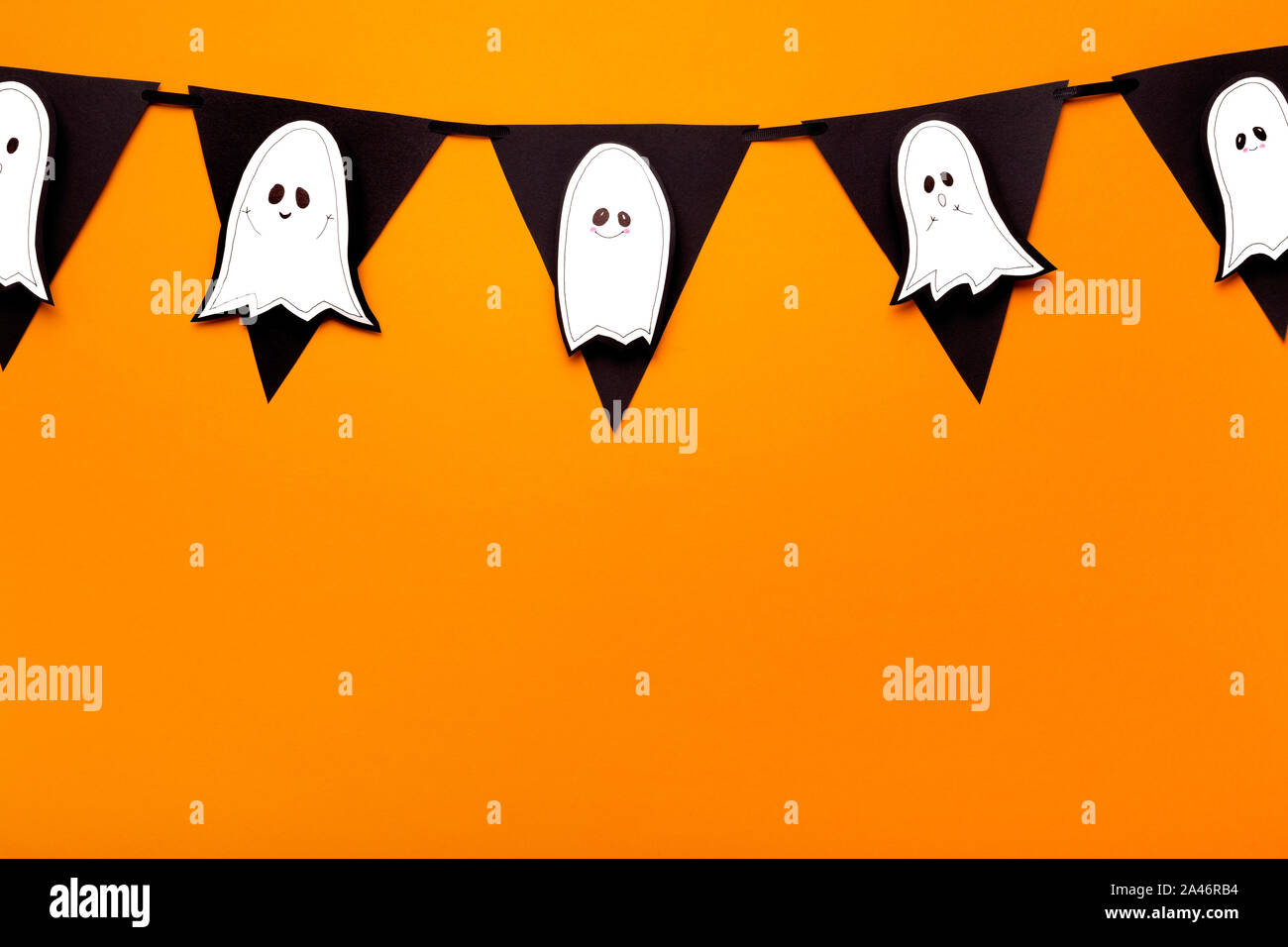 Ghirlanda di Halloween per i bambini in festa con i fantasmi bianchi su Orange Foto Stock