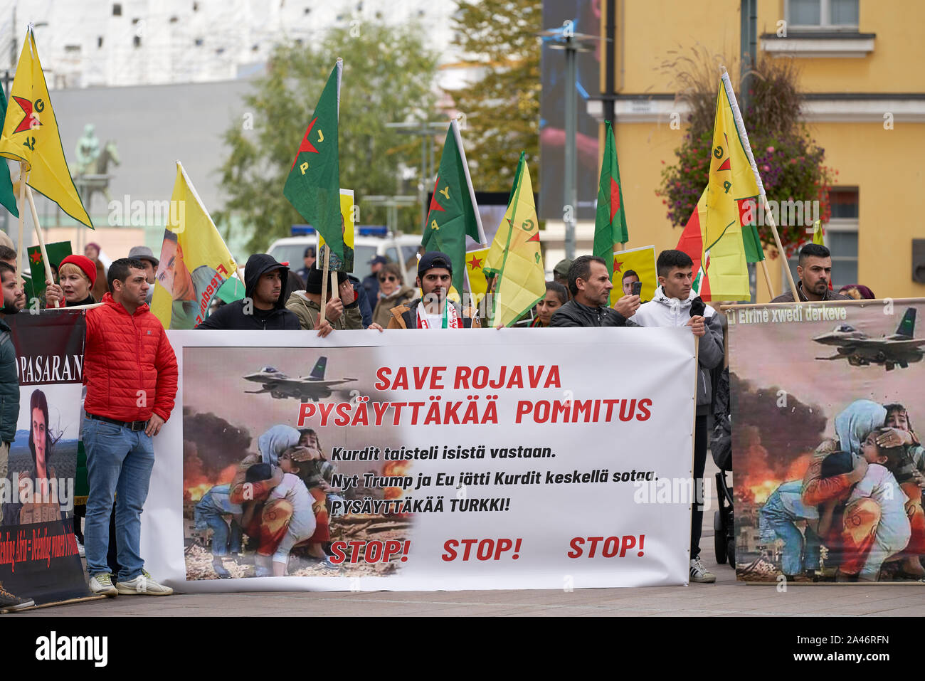 Helsinki, Finlandia - 12 ottobre 2019: Raduno pacifico dei curdi a Helsinki, Finlandia contro l'incursione militare della Turchia nella Siria settentrionale Foto Stock