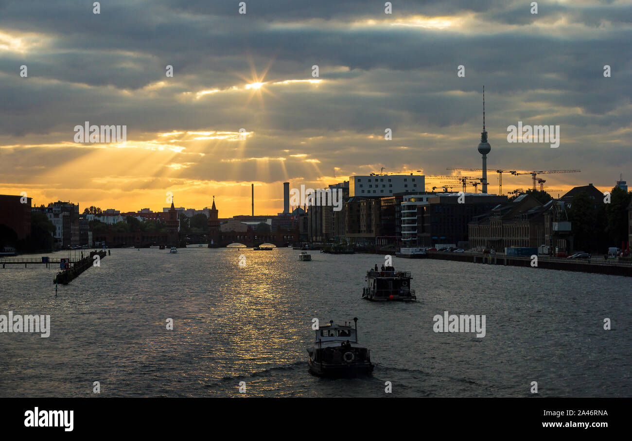 Lo skyline di Berlino cityscape tramonto spree città grande serata d'estate autunno sera Foto Stock