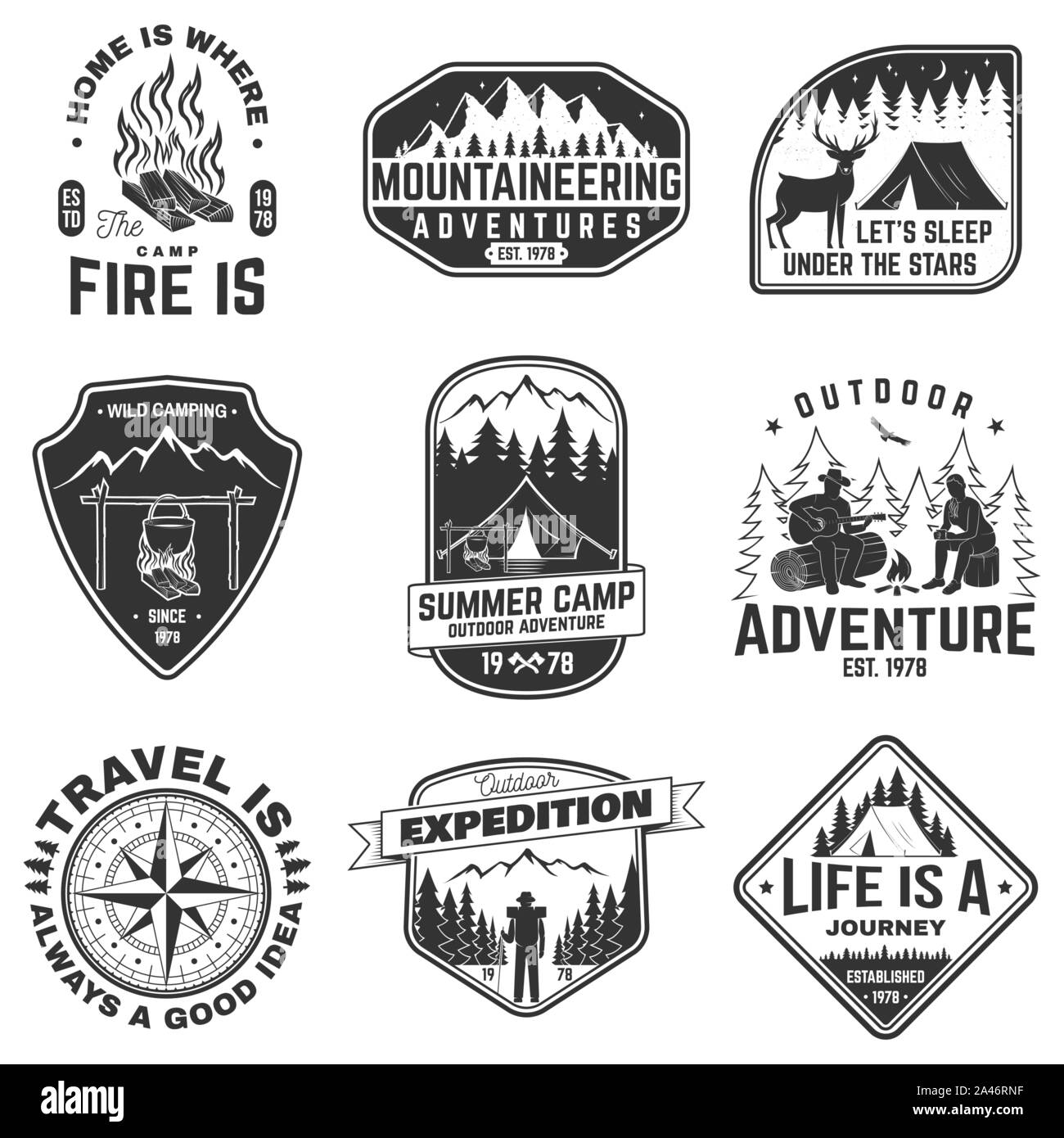Set di outdoor adventure citazioni simbolo. Vettore. Concetto per una camicia o un logo, Stampa, Timbro. Design vintage con montagne, bussola, rv rimorchio, tenda da campeggio, falò, orso, tenda e silhouette di foresta Illustrazione Vettoriale