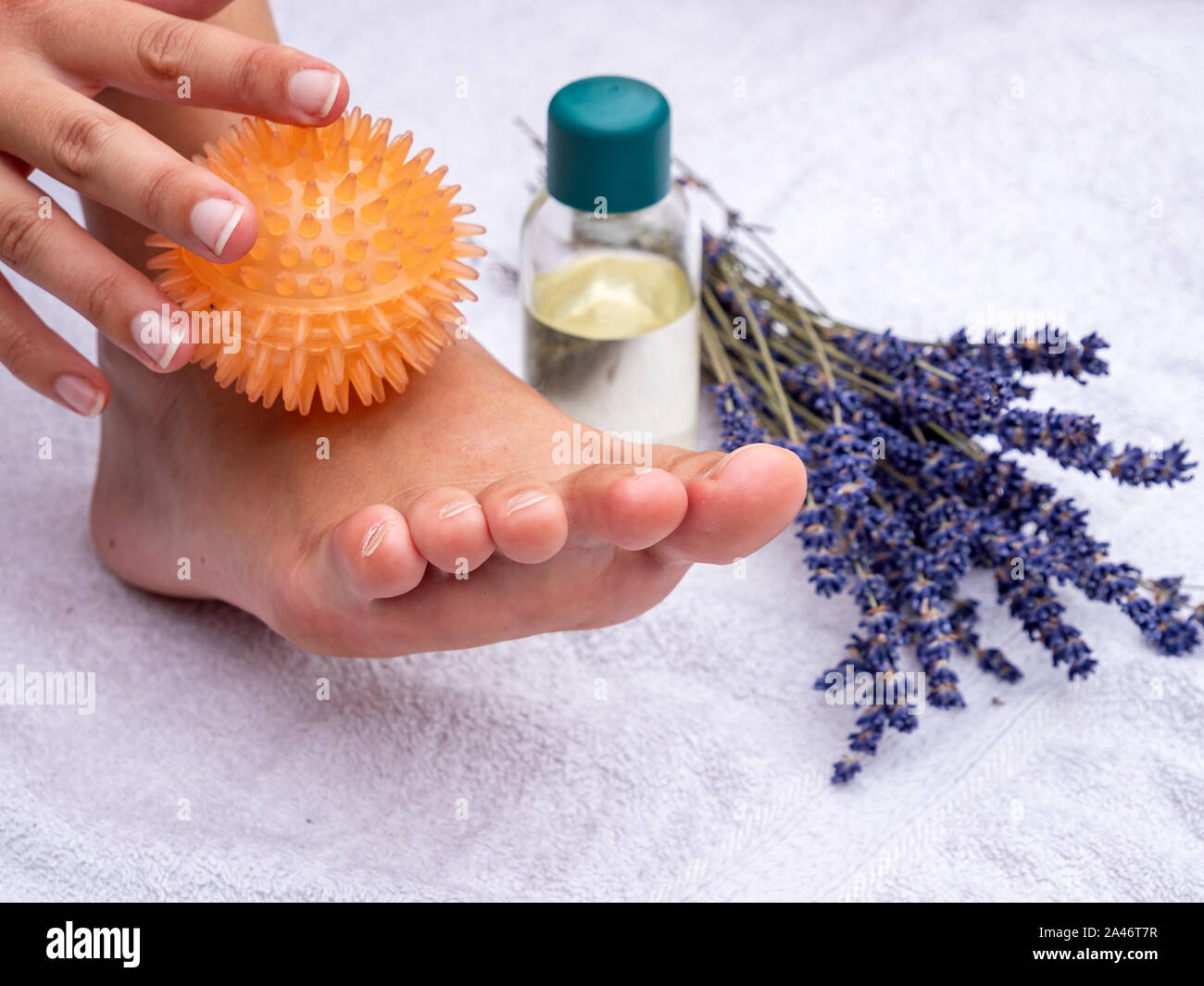 Massage ball foot immagini e fotografie stock ad alta risoluzione - Alamy