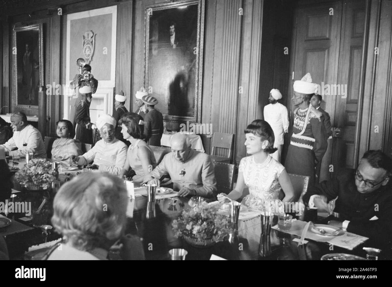 La First Lady Jacqueline Kennedy assiste il pranzo presso la residenza del Presidente Rajendra Prasad (2). Foto Stock