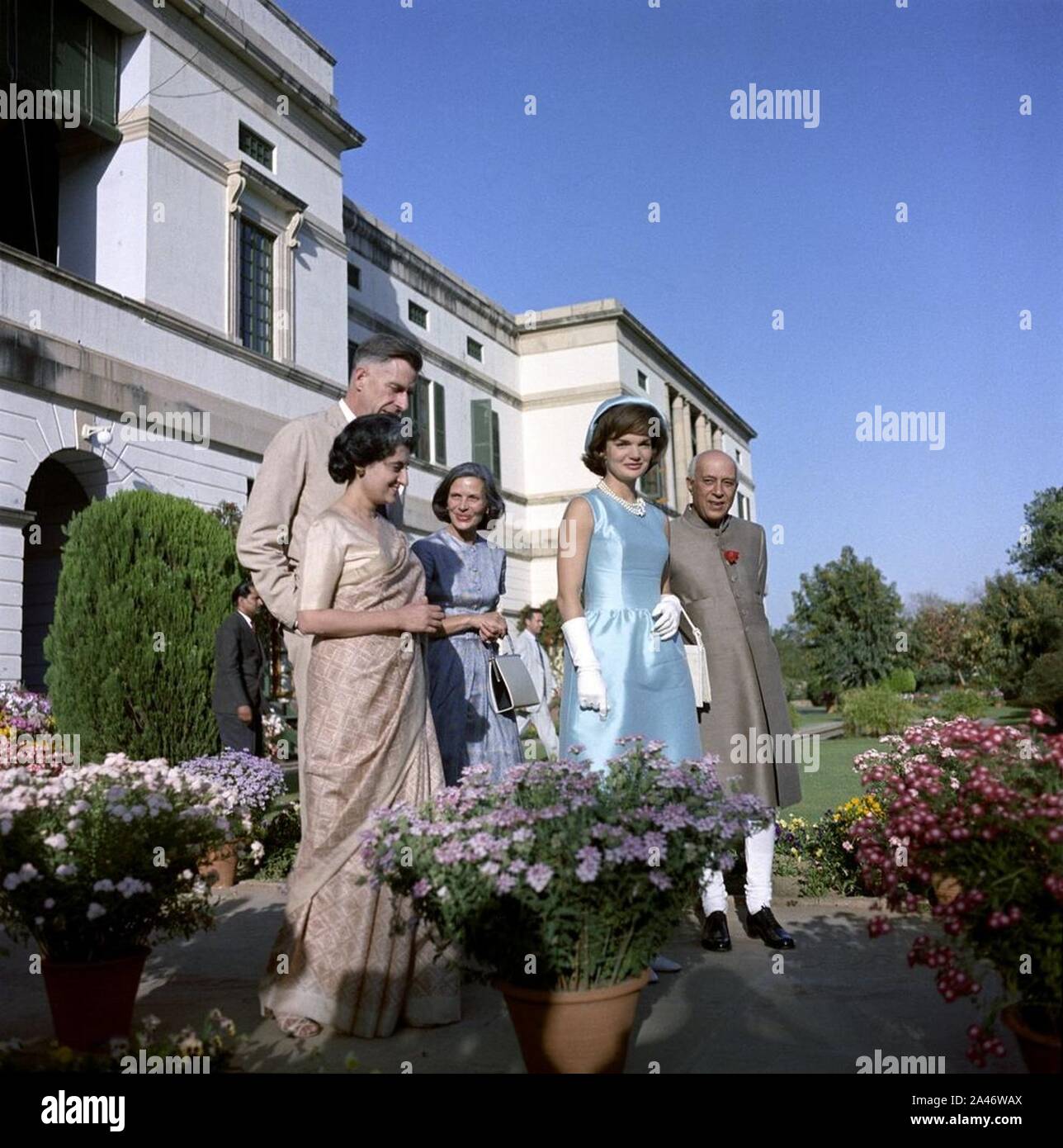 La First Lady Jacqueline Kennedy con il Primo Ministro Jawaharlal Nehru e la figlia Indira Gandhi. Foto Stock