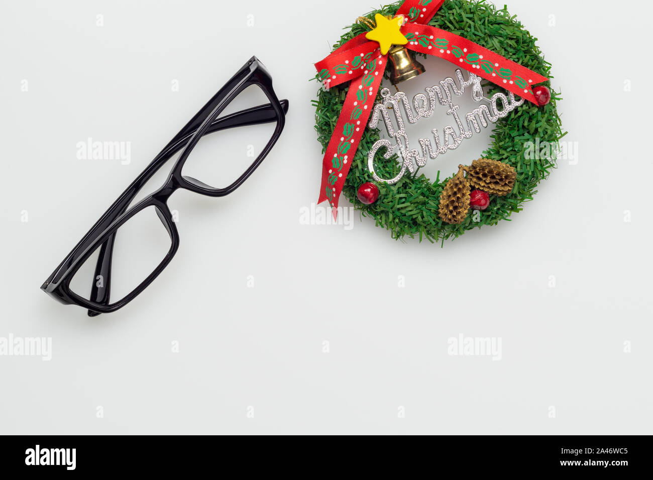 Flat Top laici vista di occhiali e buon Natale segno con copia spazio. Buon Natale e felice anno nuovo concetto di sfondo. Foto Stock