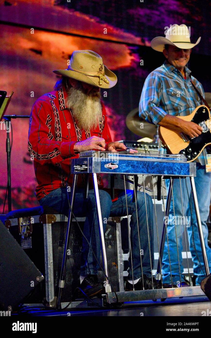 Il pedale di chitarra di acciaio, svolto dal leggendario 'Cowboy' Eddie lungo, per paese stella della musica Jamey Johnson all aiuto di fattoria, East Troy, Wisconsin, STATI UNITI D'AMERICA Foto Stock