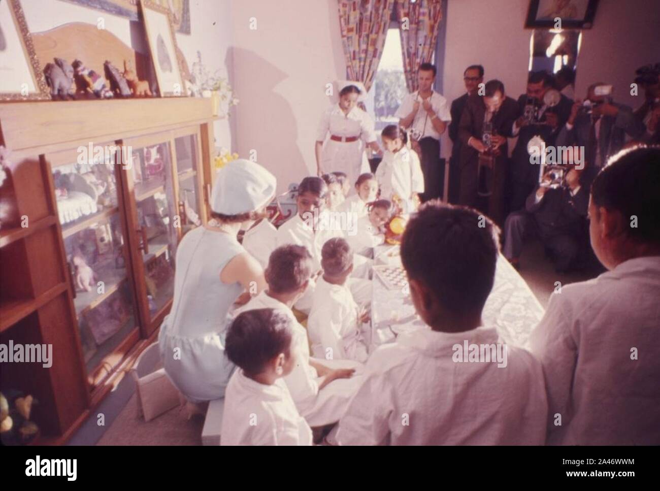 La First Lady Jacqueline Kennedy visita i bambini a All-India Istituto di Scienze Mediche. Foto Stock