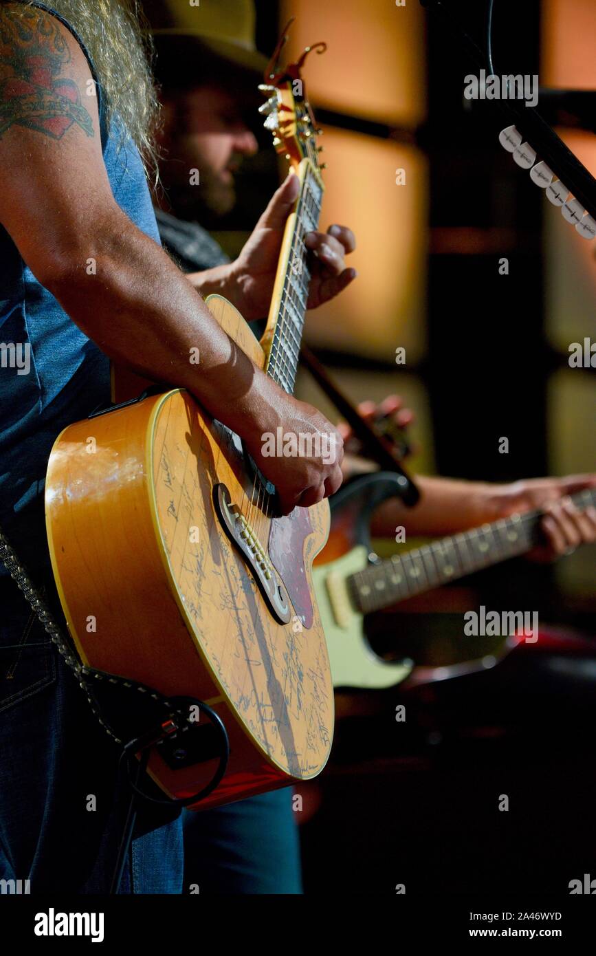 Jamey Johnson, un famoso e talentuoso paese americano cantante e cantautore da Nashville, TN, eseguendo in aiuto di fattoria, in East Troy, Wisconsin, STATI UNITI D'AMERICA Foto Stock