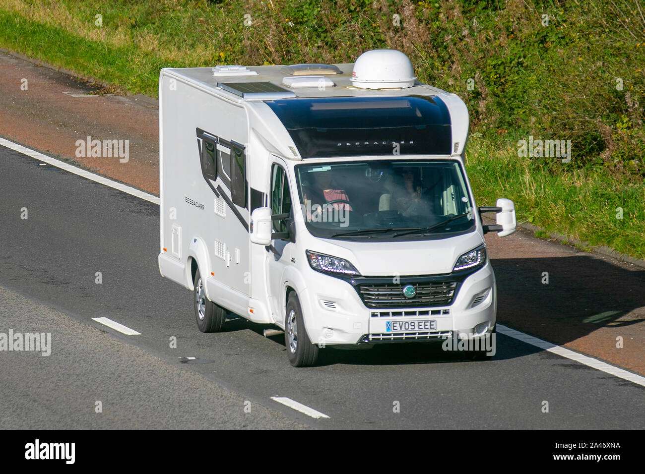 2016 Fiat Ducato 35 Multijet LWB; Regno Unito il traffico veicolare, trasporti, moderno, carrozze salone, sud-legato sulla corsia di 3 M6 motorway autostrada. Foto Stock