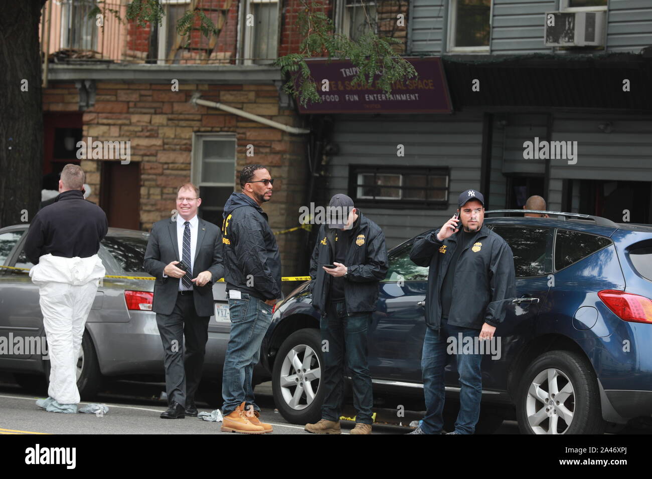 New York, Stati Uniti d'America. Xii oct, 2019. La polizia indaga la scena di una ripresa in New York, Stati Uniti, il 12 ottobre 2019. Quattro persone sono state uccise e altri tre feriti in un tiro in New York Brooklyn borough sui primi sabato, secondo la polizia. Credito: Zhang Mocheng/Xinhua/Alamy Live News Foto Stock