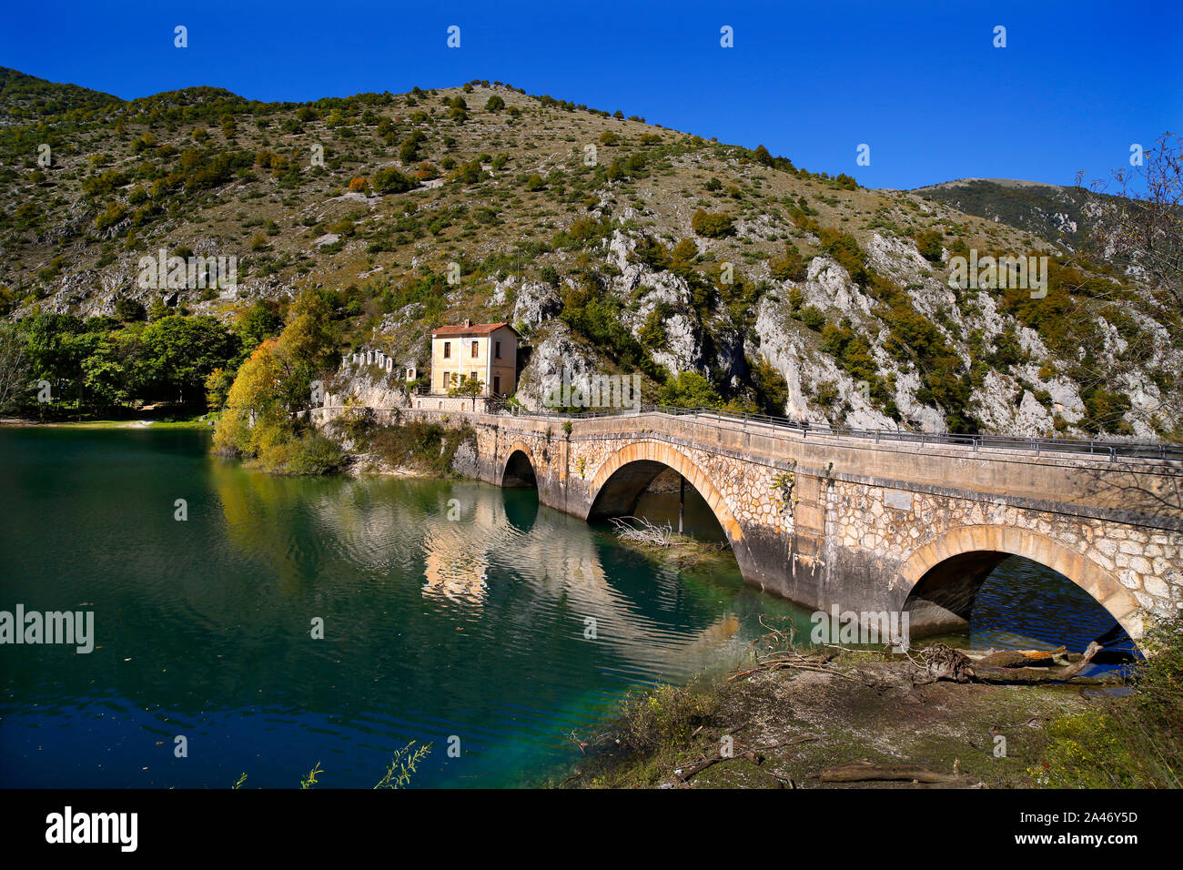 Eremo di San Domenico sul Lago di San Domenico nei pressi di Villalago, Abruzzo, Italia. Il ponte è il Ponte Don Serafino Rossi. Foto Stock