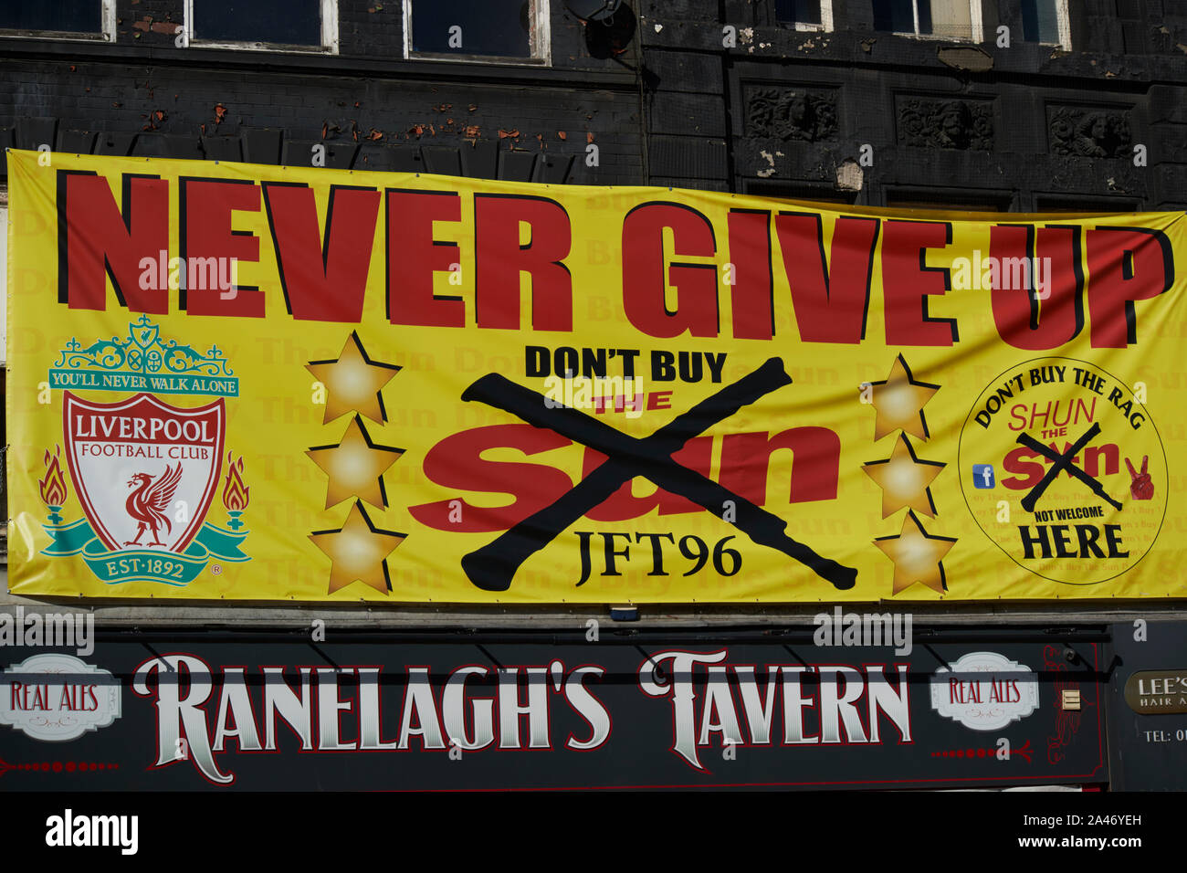 Anti sun giornale poster in Liverpool England Regno Unito Foto Stock