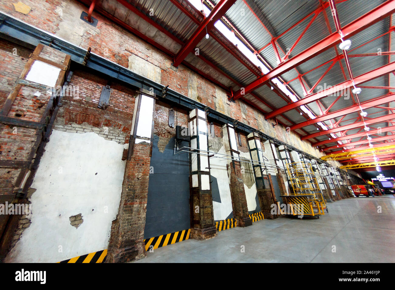 Vuoto edificio in fabbrica o magazzino edificio con pavimento in calcestruzzo per l'industria dello sfondo. Foto Stock