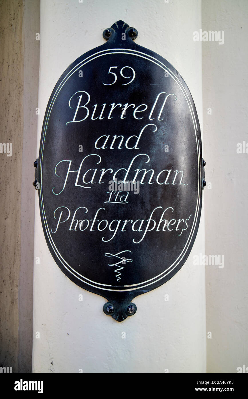 Segno per burrell e hardman ltd fotografi fuori casa Hardmans 59 Rodney Street Liverpool England Regno Unito Foto Stock