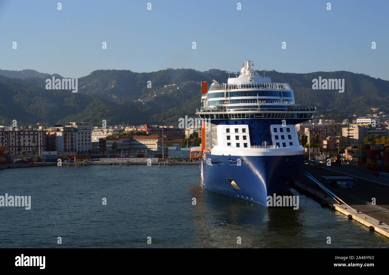 La parte anteriore (prua) della lussuosa nave da crociera Celebrity ormeggiato a bordo fino al pontile dal Terminal Passeggeri a La Spezia, Italia, UE. Foto Stock