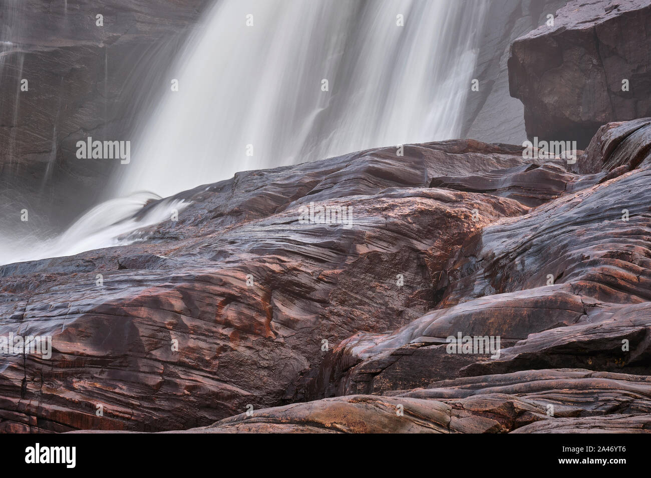 Base di alta Fallsi n Bracebridge Ontario dovuta al flusso acqua basso rivela scudo canadese si è fratturato in granito e ha vinto grazie ad anni di martellamento per caduta Foto Stock