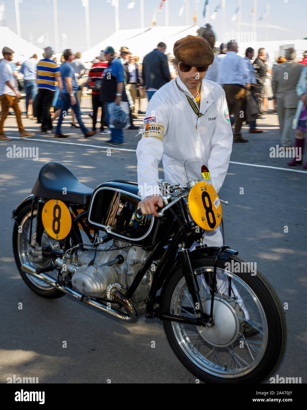 1954 BMW RS54 è spostabile attraverso il paddock per Barry Sheene Memorial Trophy gara al 2019 Goodwood, Sussex, Regno Unito. Foto Stock