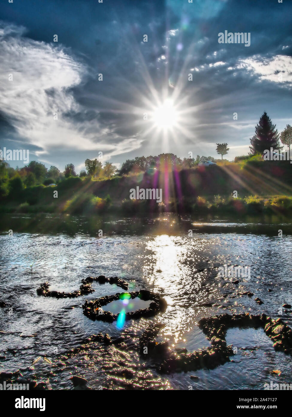 SOS come segnale di emergenza in un fiume Foto Stock