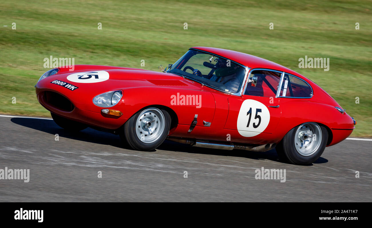 1965 Jaguar E-Type con autista Henri Pescarolo durante il RAC TT celebrazione gara al 2019 Goodwood, Sussex, Regno Unito. Foto Stock