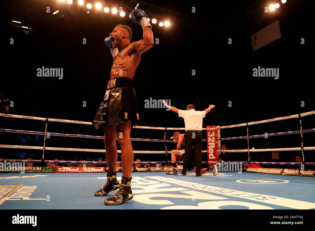 Troy Williamson beats Ben Douglas il durante il peso piuma Internazionale Concorso presso prima diretta Arena, Leeds. Foto Stock