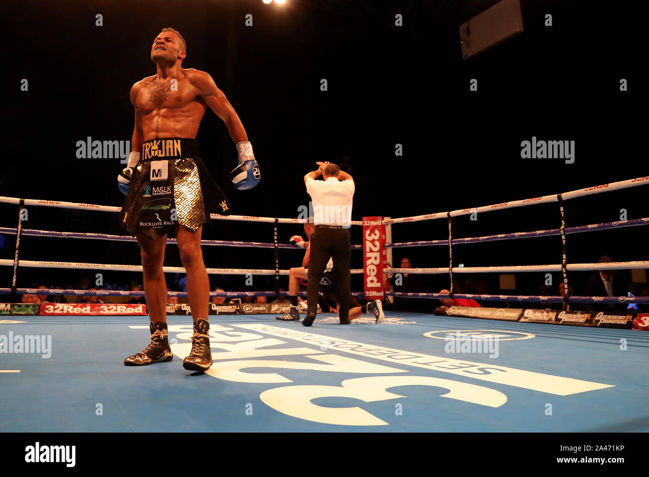 Troy Williamson beats Ben Douglas dopo il peso piuma Internazionale Concorso presso prima diretta Arena, Leeds. Foto Stock