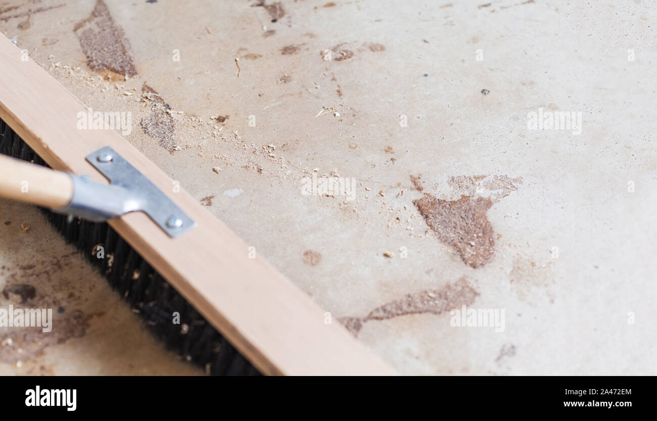 Scopa Sweep workshop, scopa di legno polvere e trucioli di legno del pavimento del workshop Foto Stock